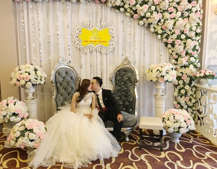 Cô dâu và chú rể tình tứ bên nhau trước giờ diễn ra sự kiên. Trông họ rất đẹp đôi