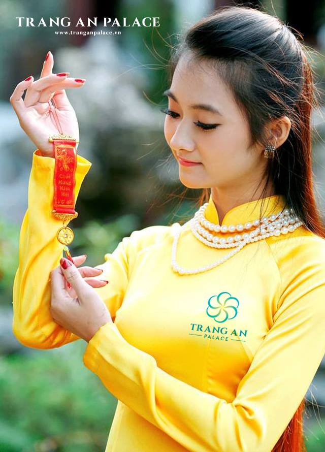 Nữ nhân viên lễ tân của Tràng An Palace rạng ngời trong không khí xuân