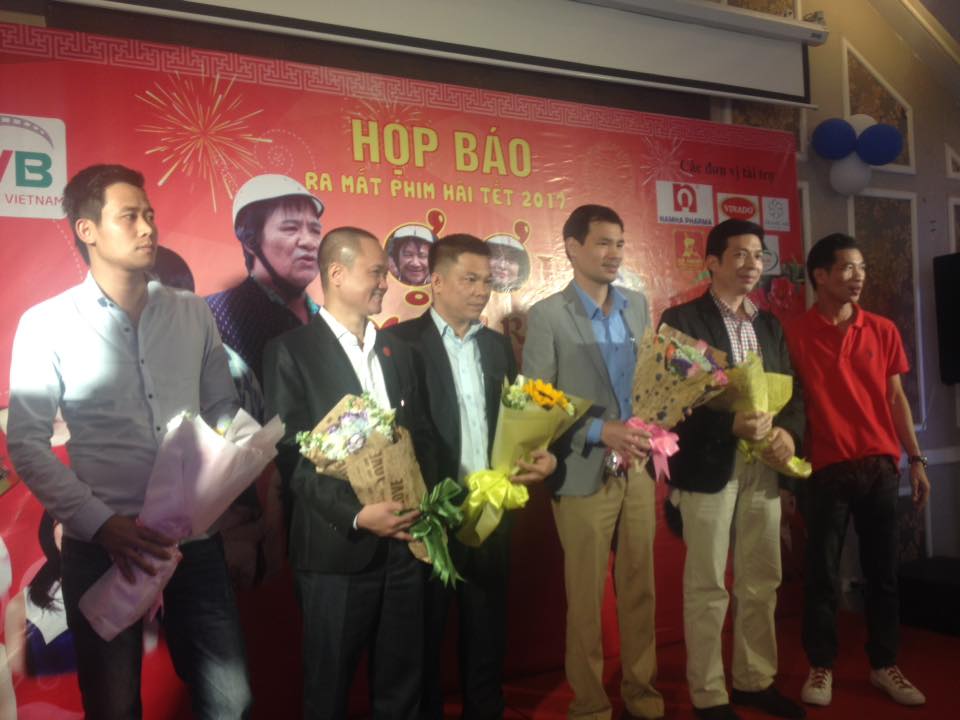 Đại diện nhà sản xuất - Đạo diễn Phạm Nguyên Bắc tặng hoa tri ân cho các đơn vị tài trợ