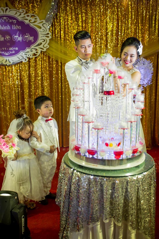 Miền bắc thì cho rằng, khi hai vợ chồng cùng thực hiện nghi thức rót rượu thể hiện họ sẽ nguyện cùng nhau lên thác xuống ghềnh, chi ngọt sẻ bùi