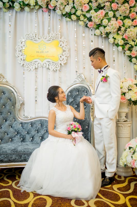 Cô dâu - Chú rể tình tứ bên nhau, báo hiệu cho một cuộc sống hạnh phúc viên mãn tốt đẹp