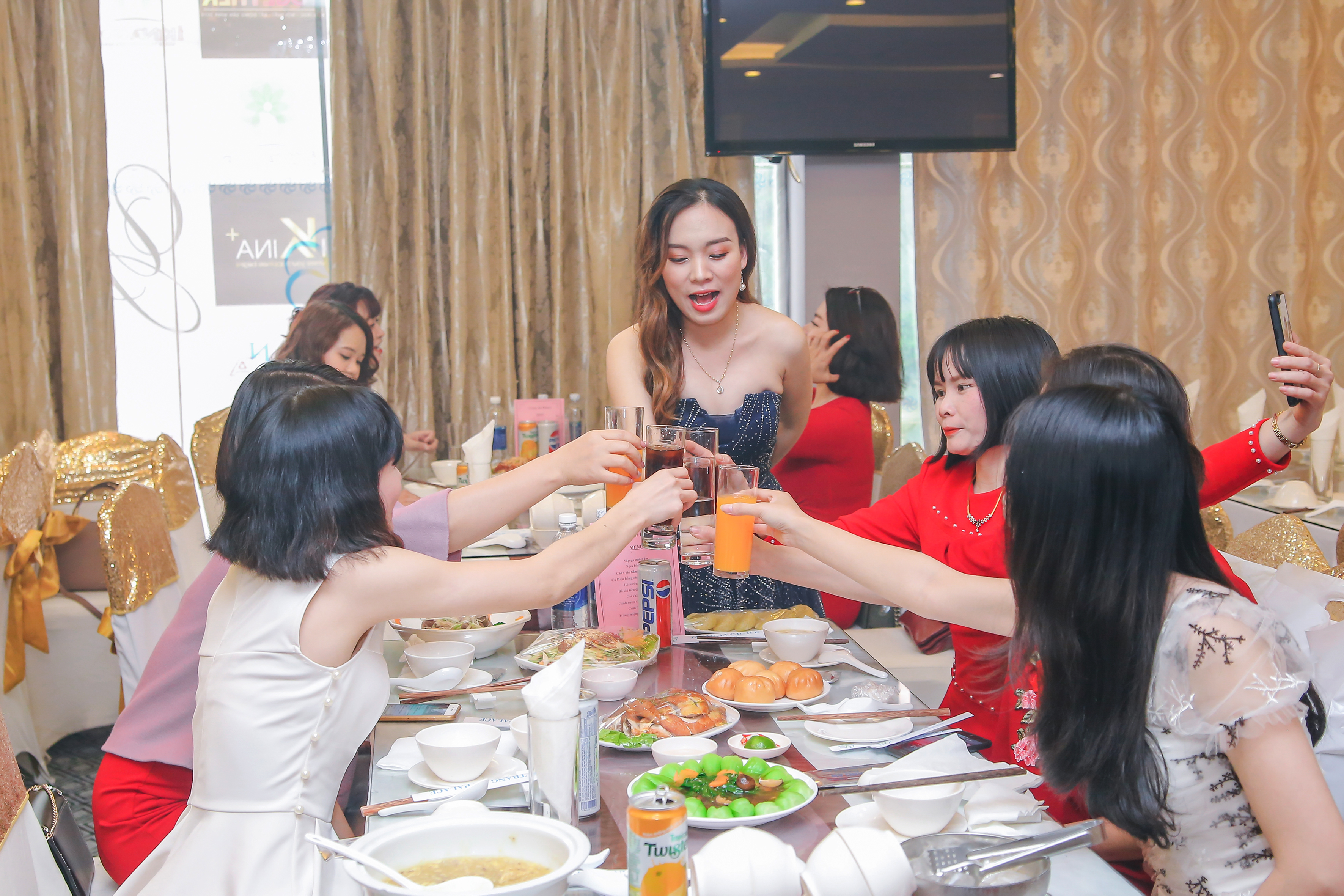 Giám đốc Thiên Trang chúc rượu khách mời tham dự buổi tiệc