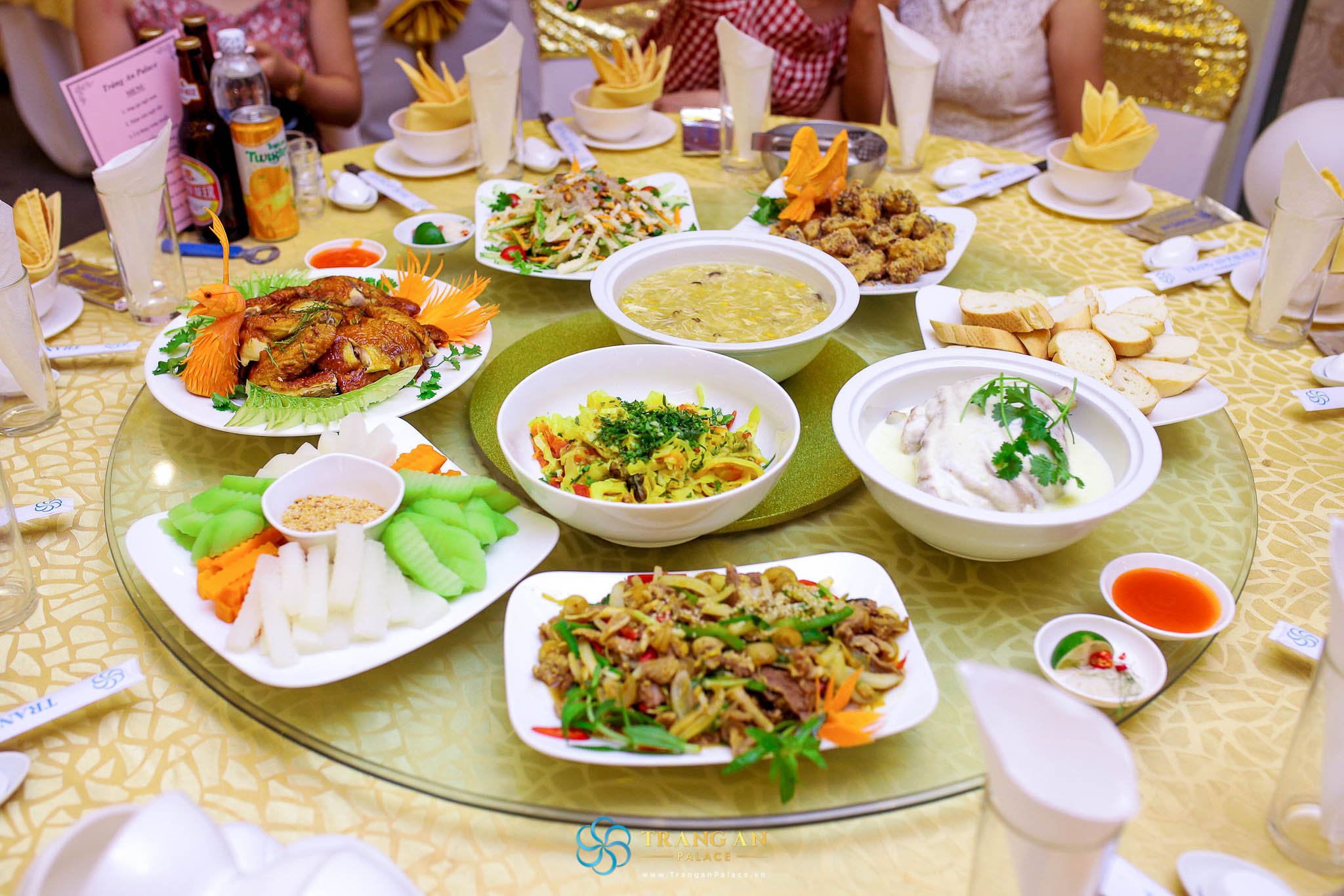 Menu phong phú, đa dạng với hàng trăm món ăn Á - Âu